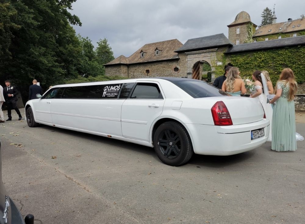 Limousine mieten Köln_Crysler Limousine weiß